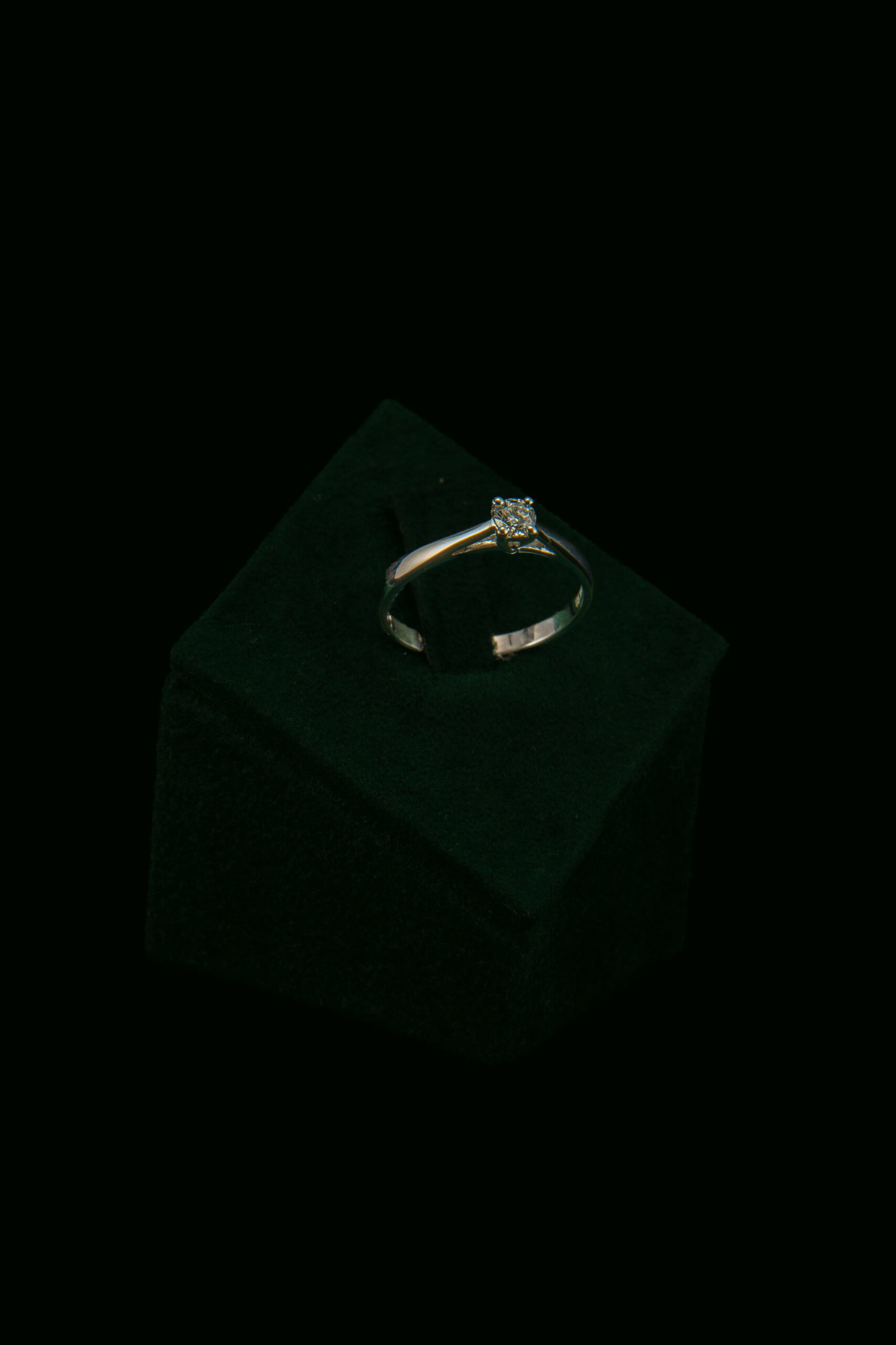Zaručnički prsten s prirodnim dijamantom od 0.14 ct