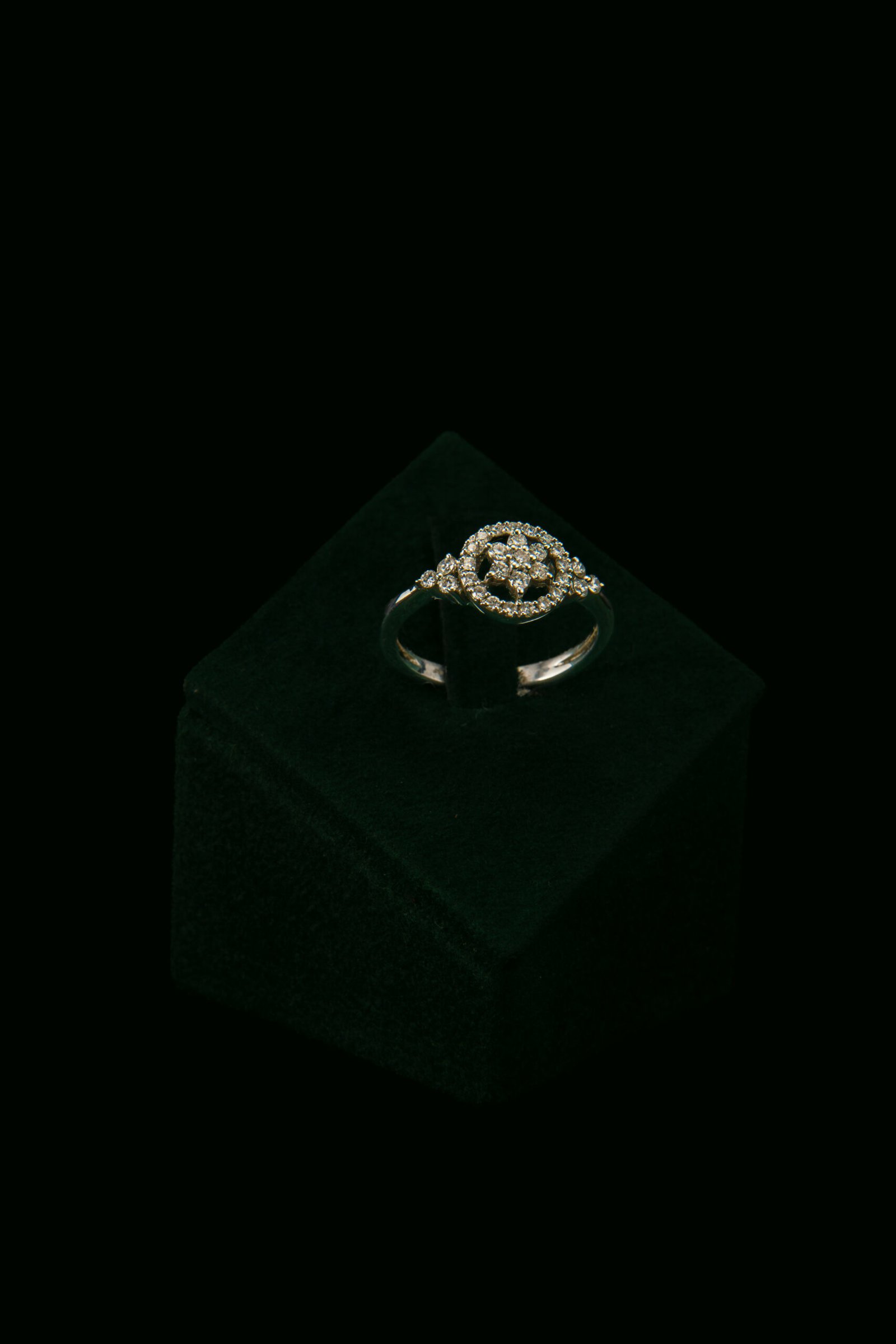 Prsten s prirodnim dijamantima od 0.12 ct