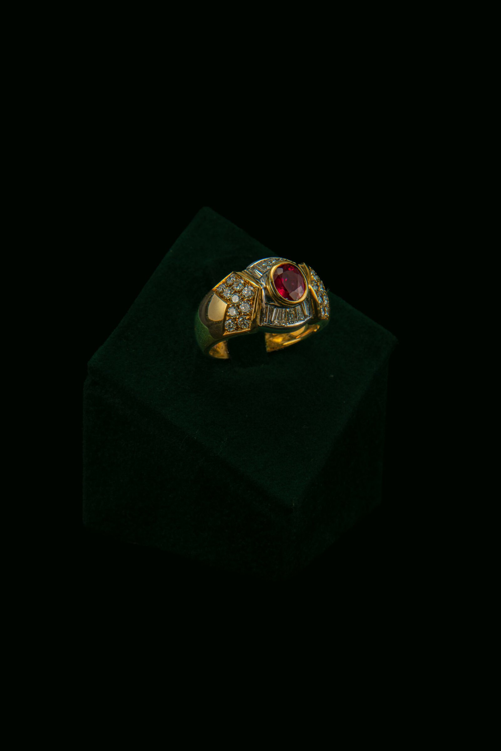 Prsten s prirodnim dijamantima i rubinom od 0.87 ct
