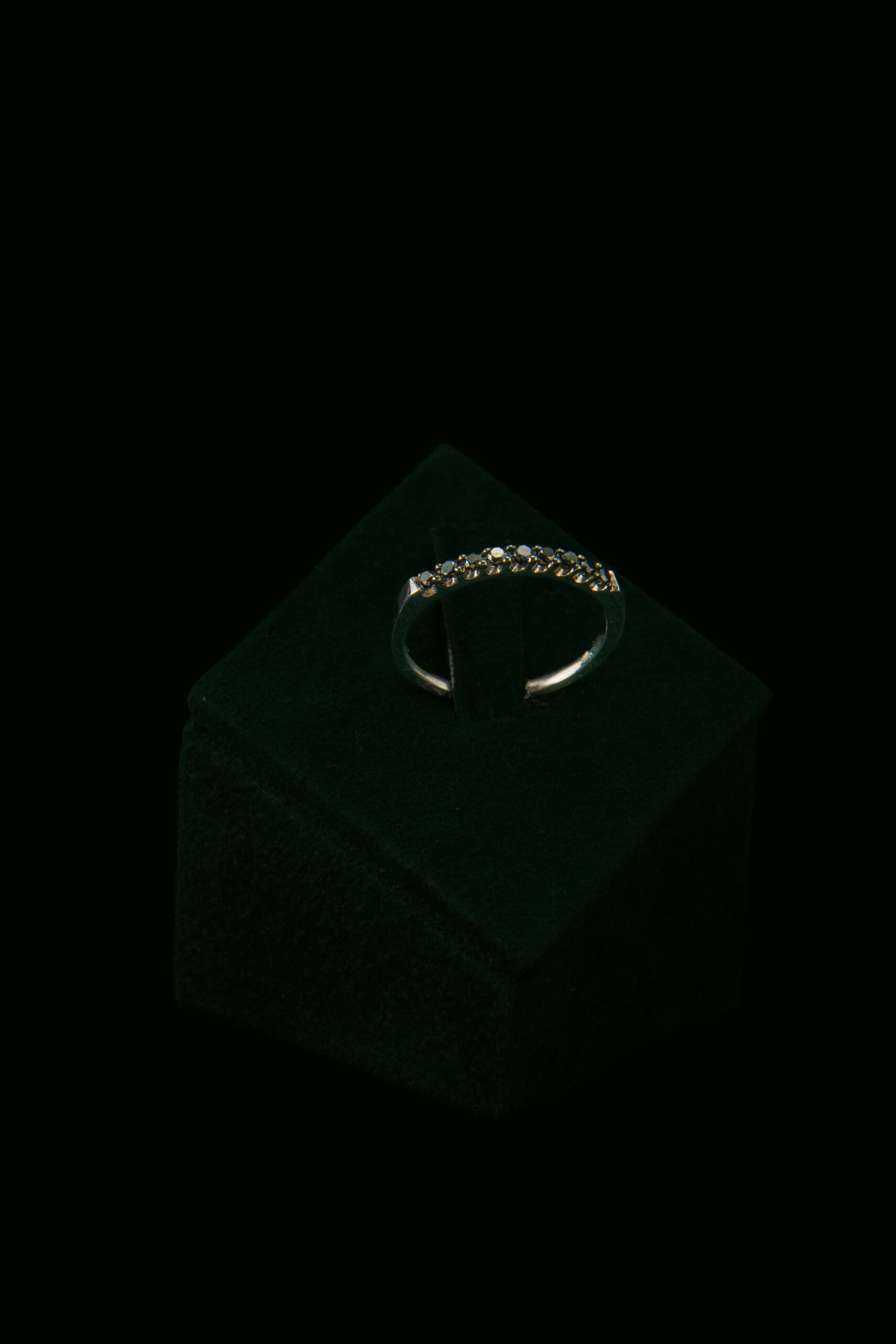 Prsten s prirodnim crnim dijamantima od 0.23 ct