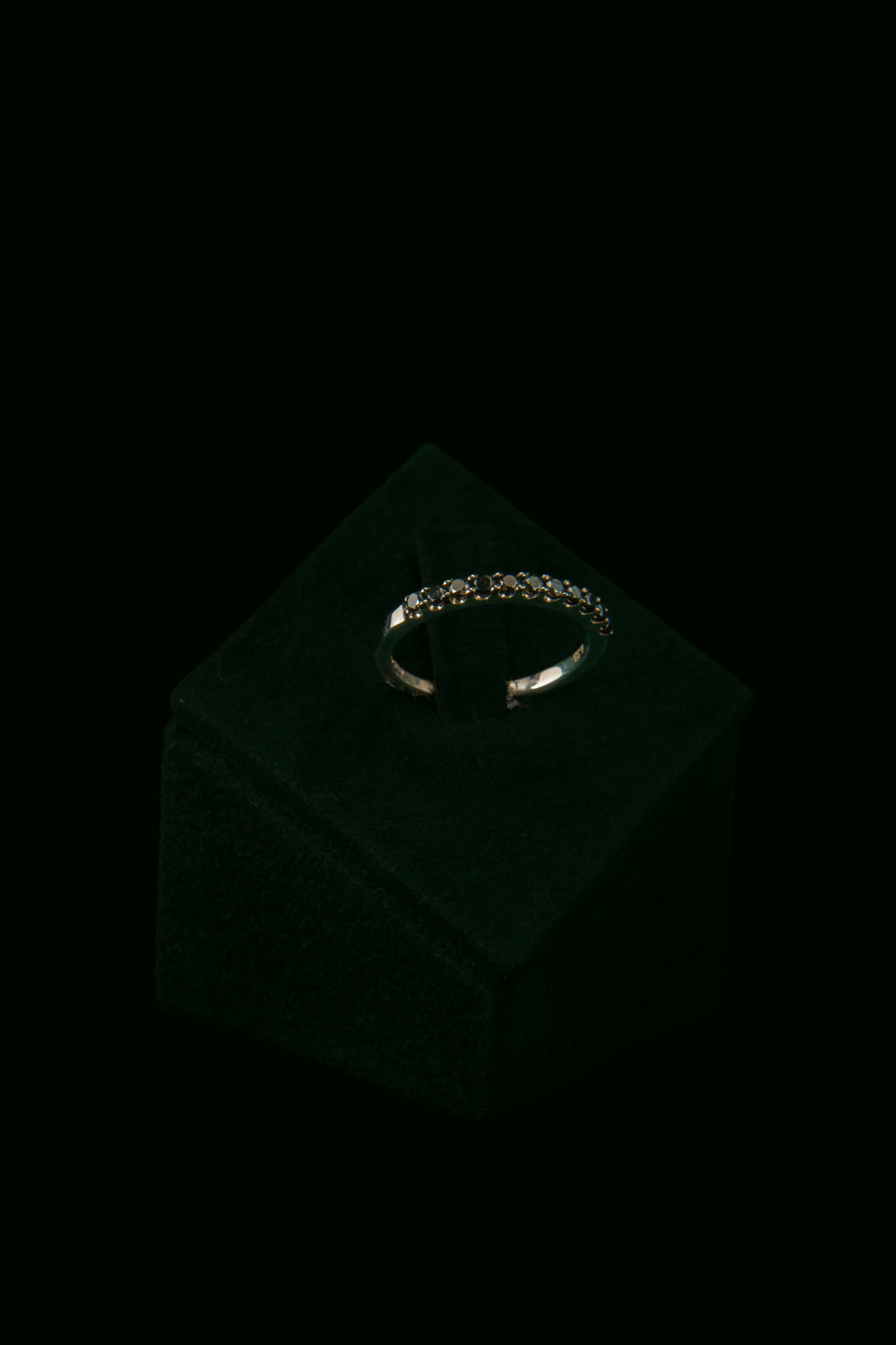 Prsten s prirodnim crnim dijamantima od 0.33 ct