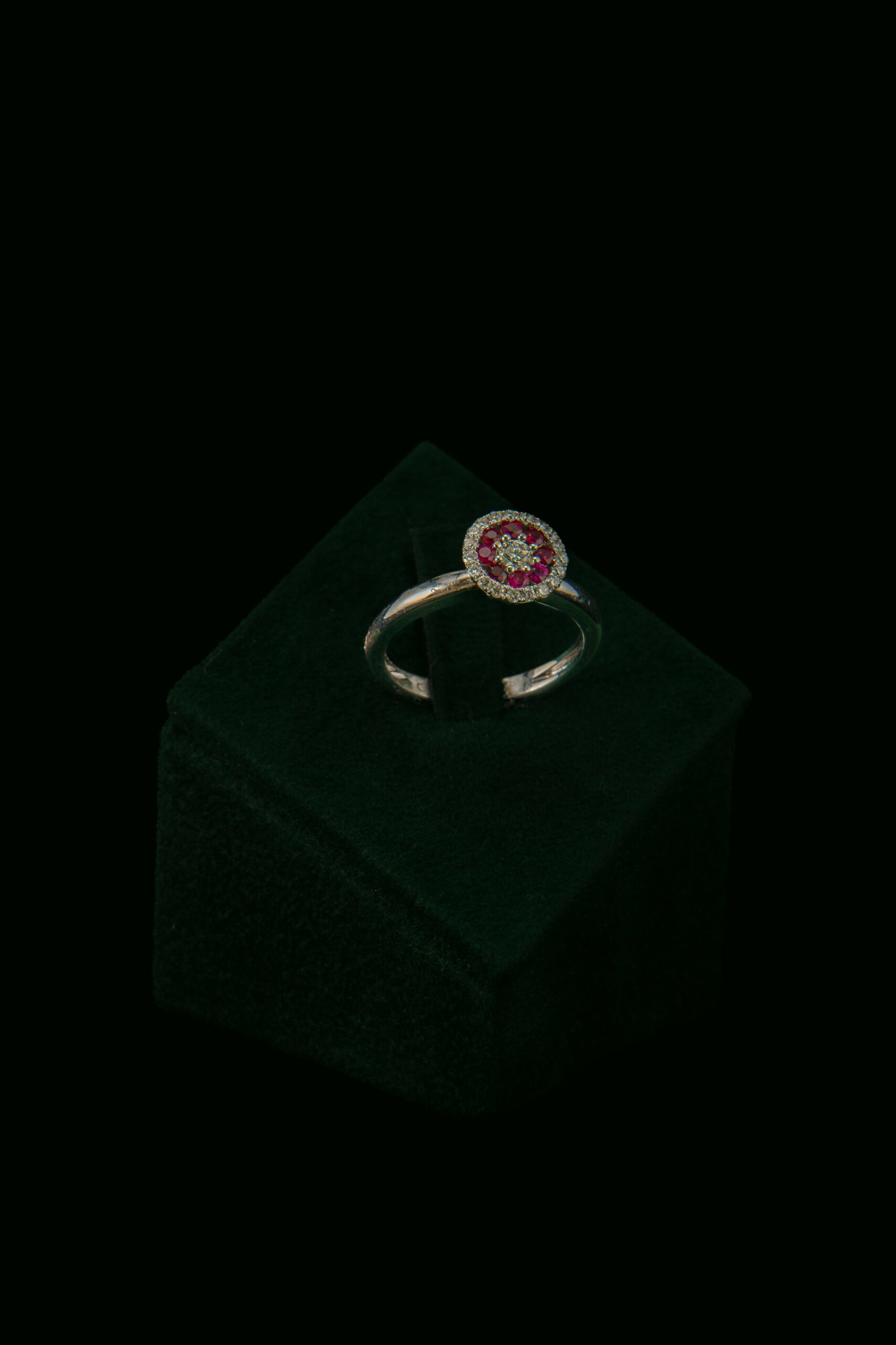 Prsten s prirodnim dijamantima i rubinima od 0.24 ct