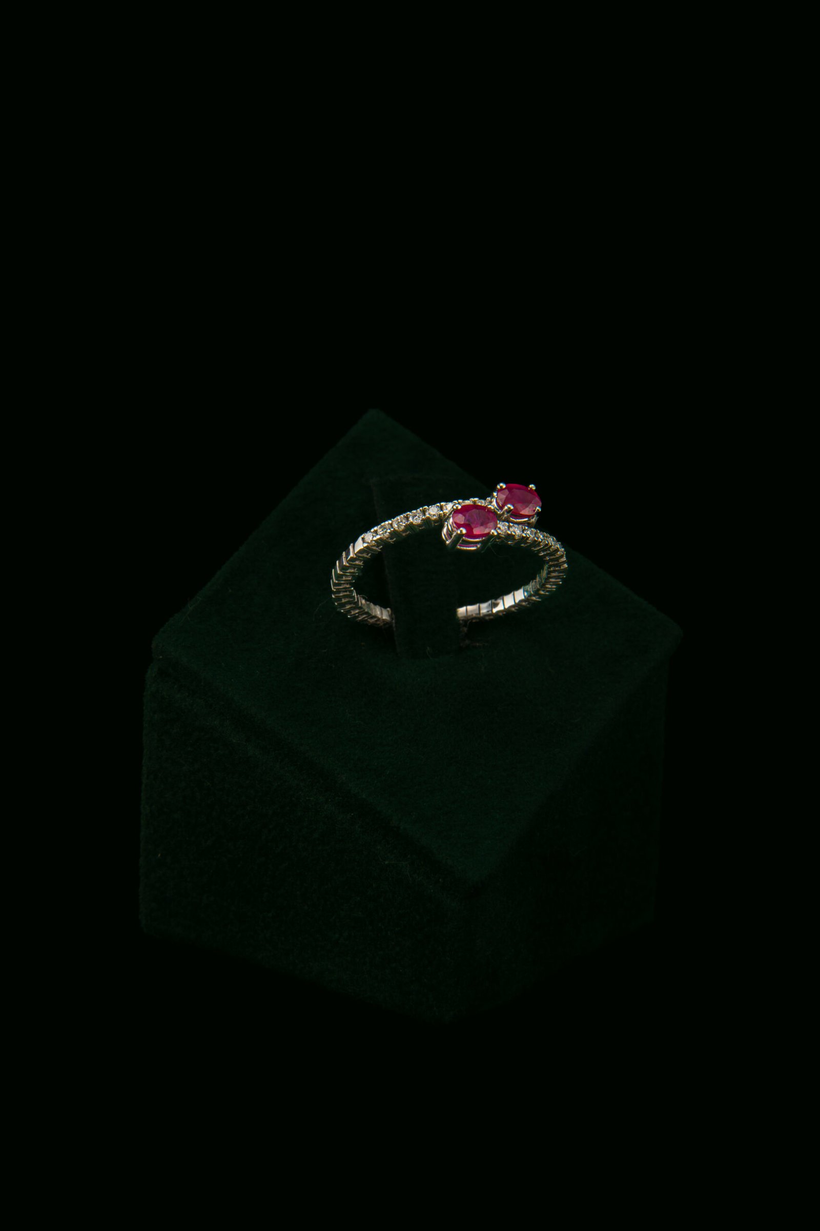 Prsten s prirodnim dijamantima i rubinima od 0.60 ct