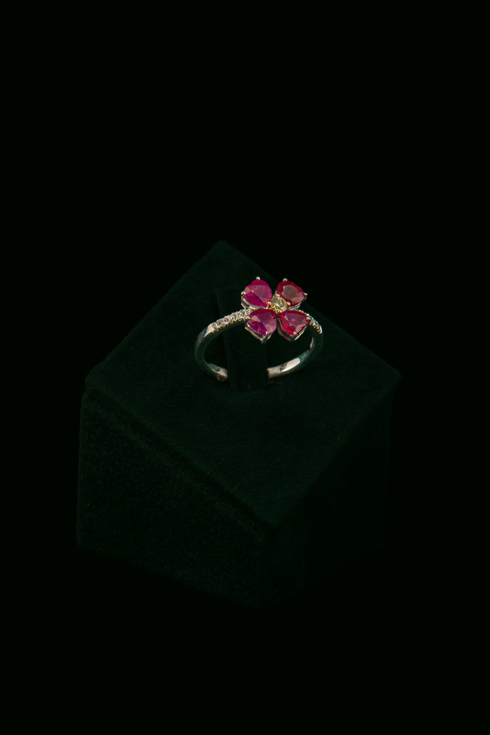 Prsten s prirodnim dijamantima i rubinima od 2.15 ct
