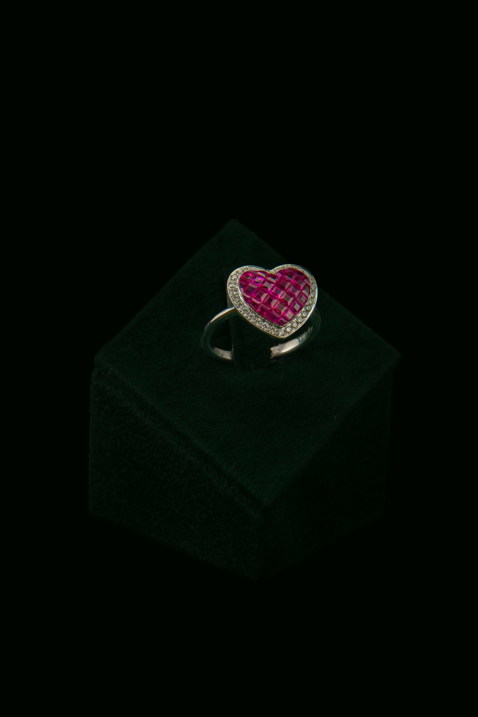 Prsten s prirodnim dijamantima i rubinima od 1.84 ct