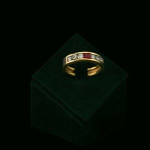 Prsten s prirodnim dijamantima i rubinom od 0.15 ct
