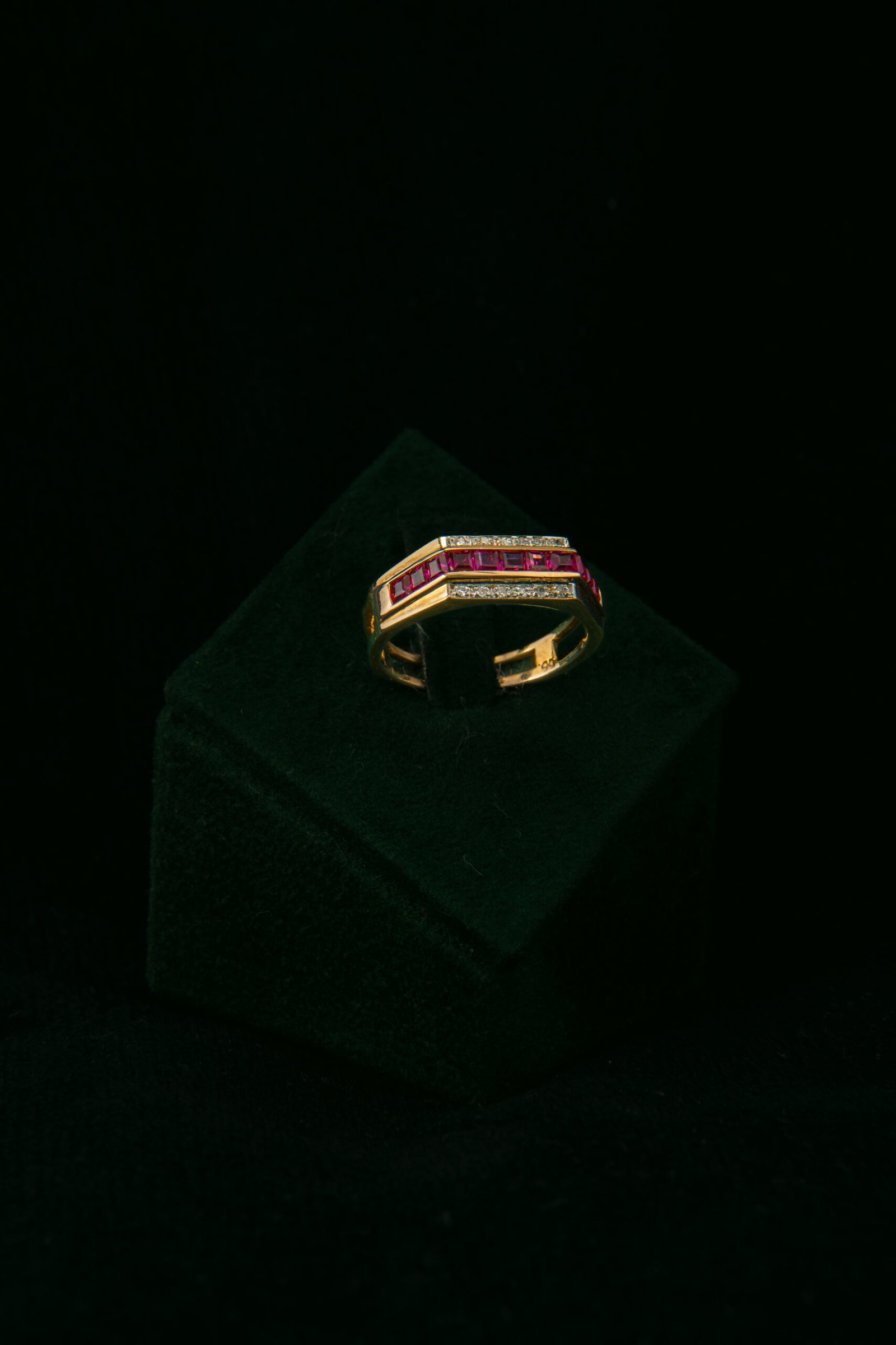 Prsten s prirodnim dijamantima i rubinima od 1.10 ct