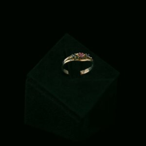 Prsten s rubinom od 0.15 ct i safiririma od 0.06 ct