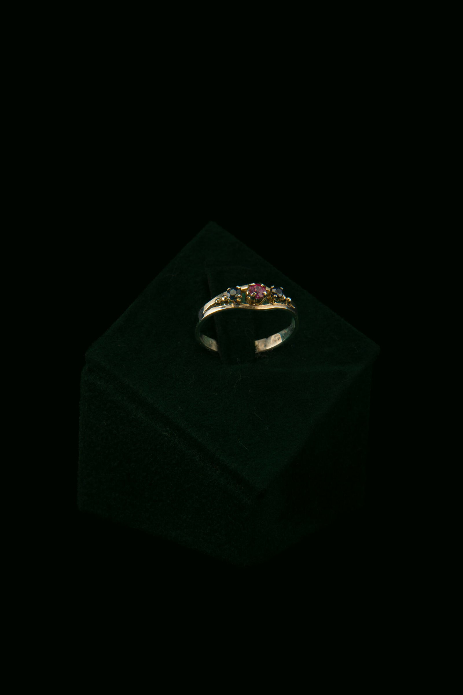 Prsten s rubinom od 0.15 ct i safiririma od 0.06 ct