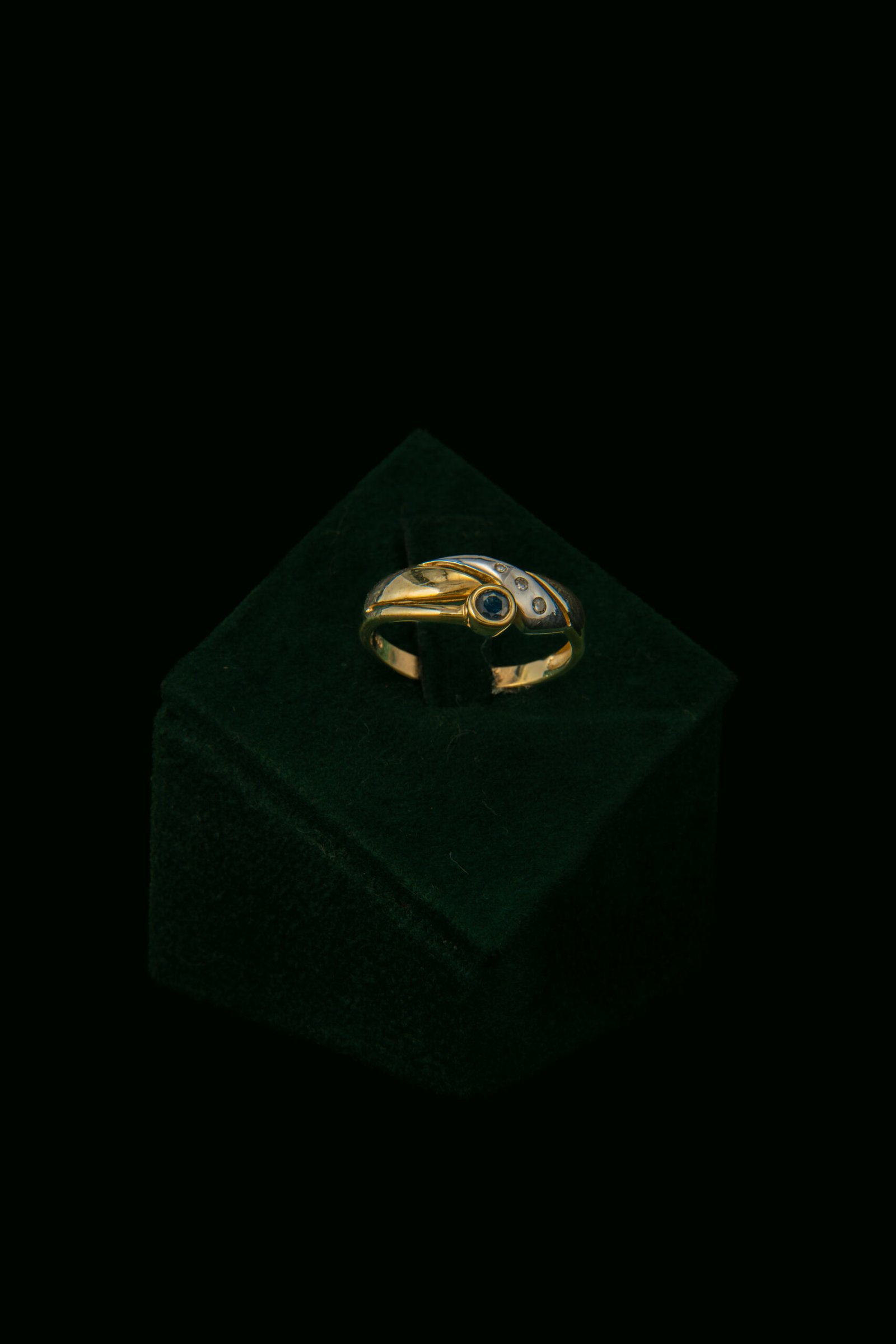Prsten s prirodnim dijamantima i safirom od 0.10 ct