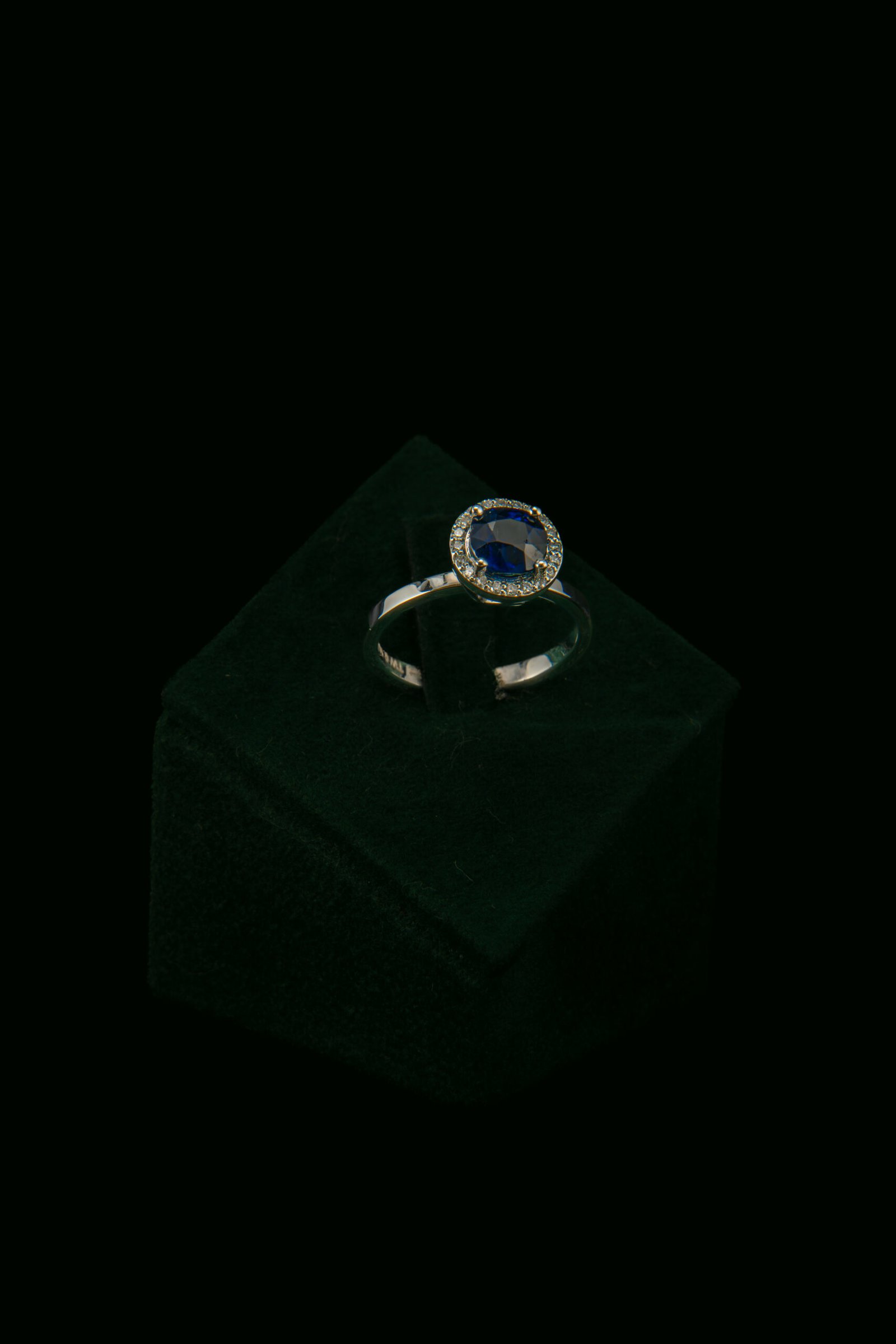 Prsten s prirodnim dijamantima i safirom od 1.70 ct