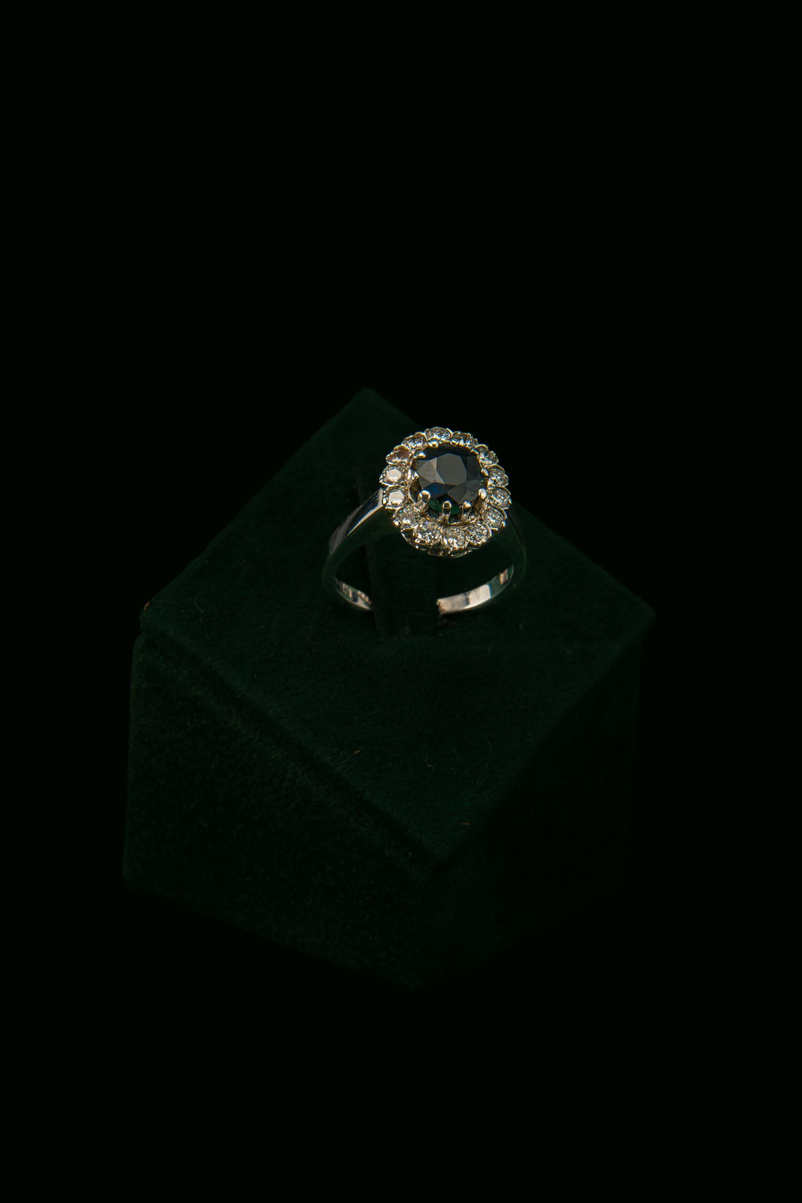 Prsten s prirodnim dijamantima i safirom od 1.70 ct