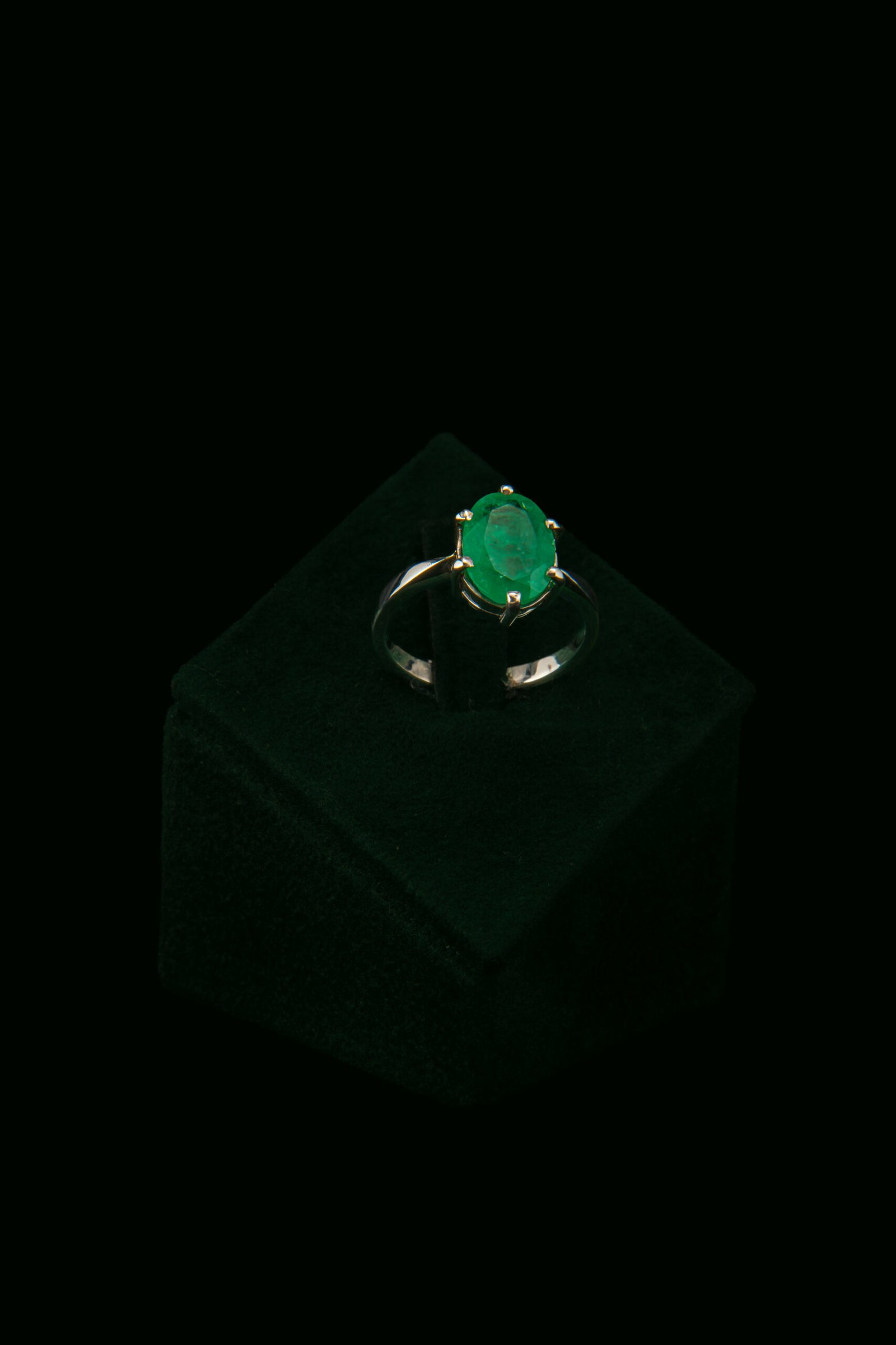 Prsten sa smaragdom od 2.68 ct