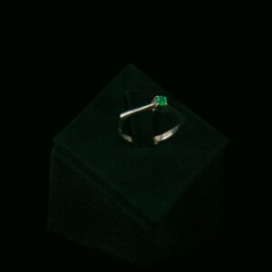 Prsten sa smaragdom od 0.05 ct
