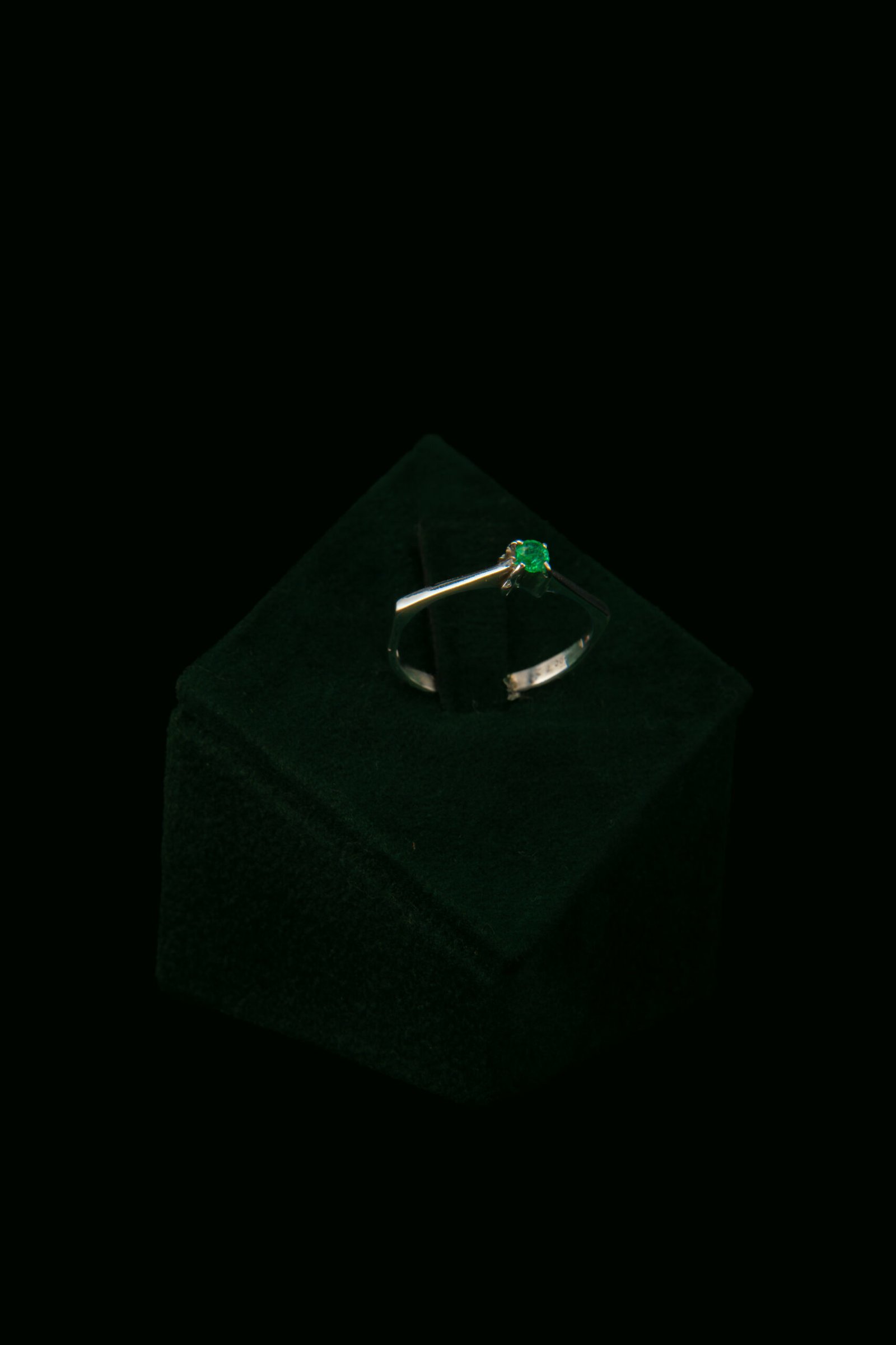 Prsten sa smaragdom od 0.05 ct
