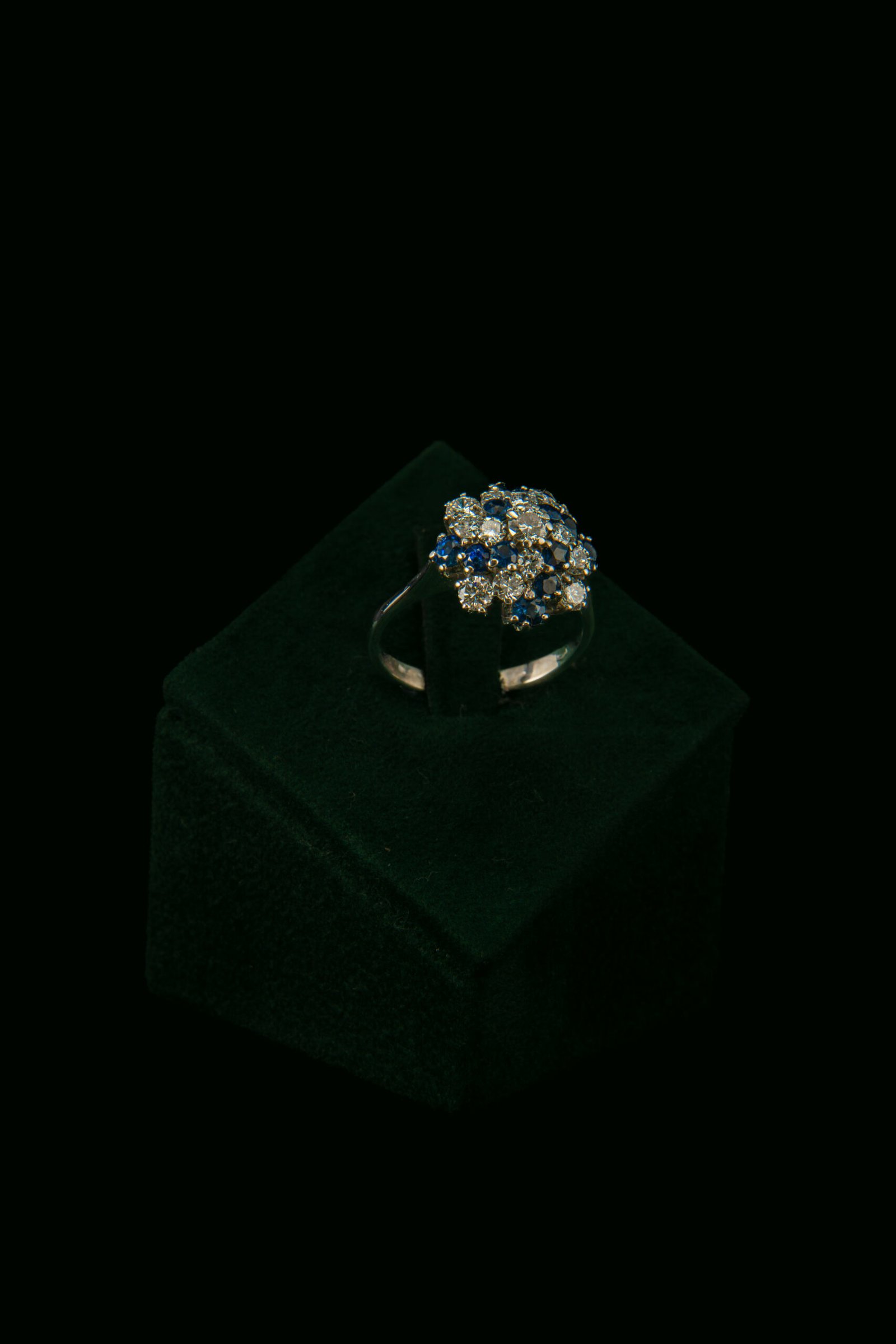 Prsten s prirodnim dijamantima i safirima od 0.95 ct