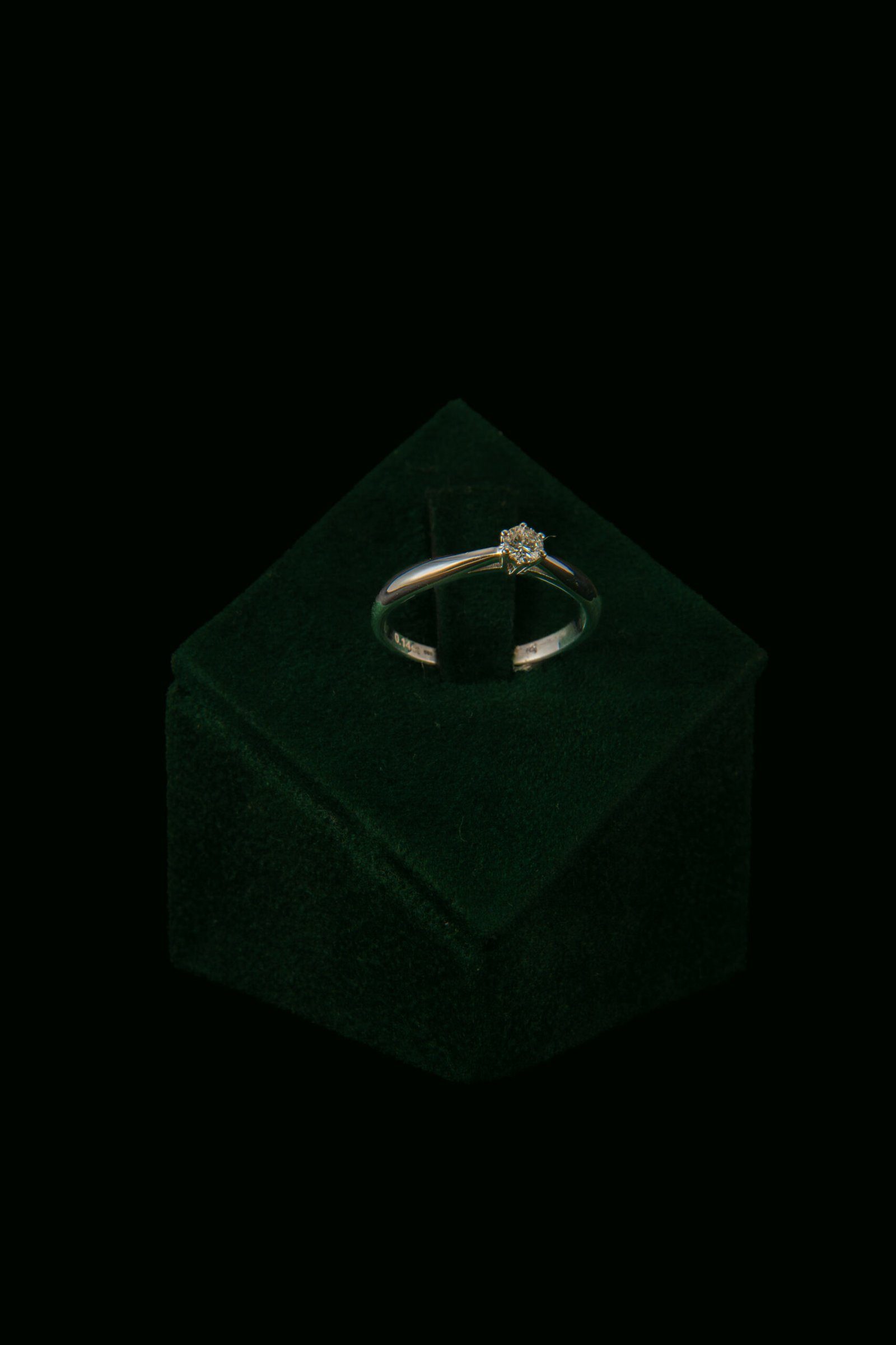 Zaručnički prsten s prirodnim dijamantom od 0.14 ct