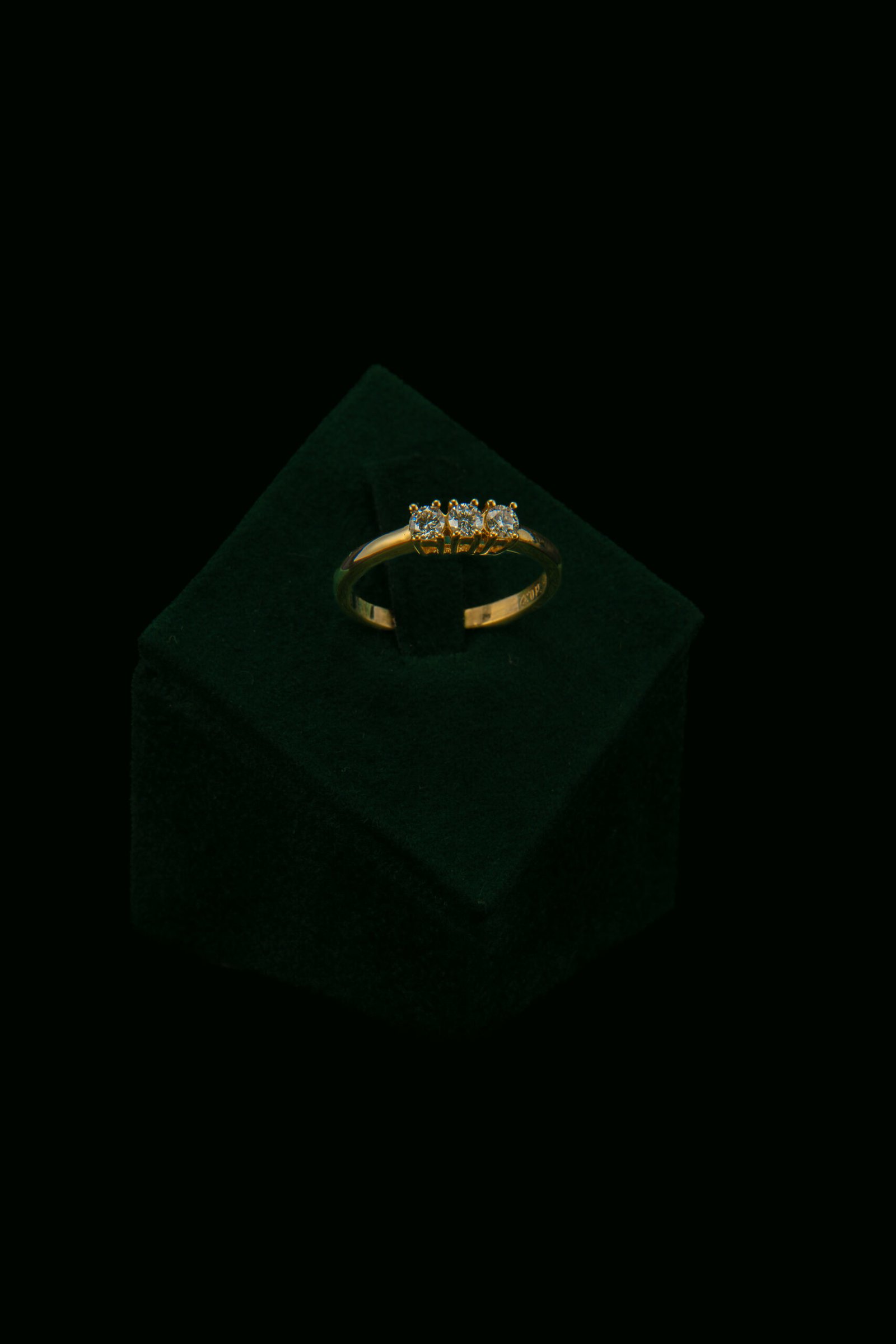 Prsten s prirodnim dijamantima od 0.32 ct