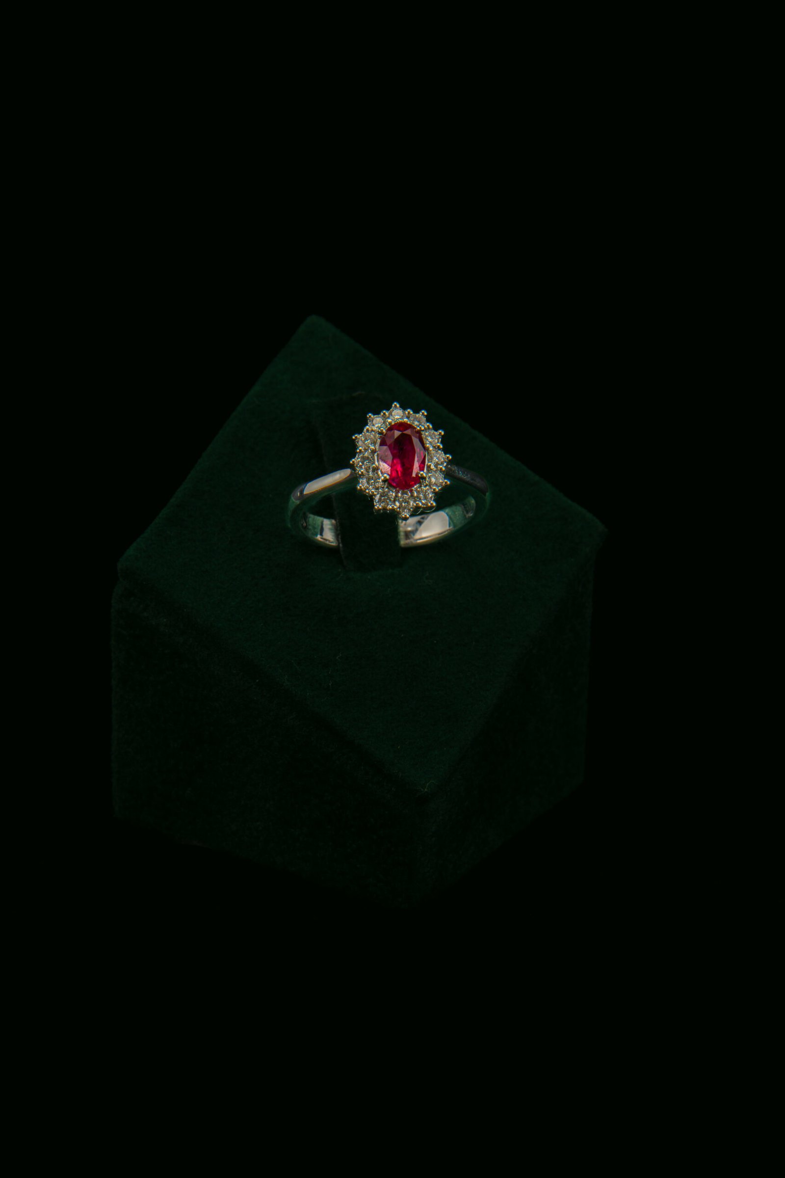Prsten s prirodnim dijamantima i rubinom od 0.95 ct