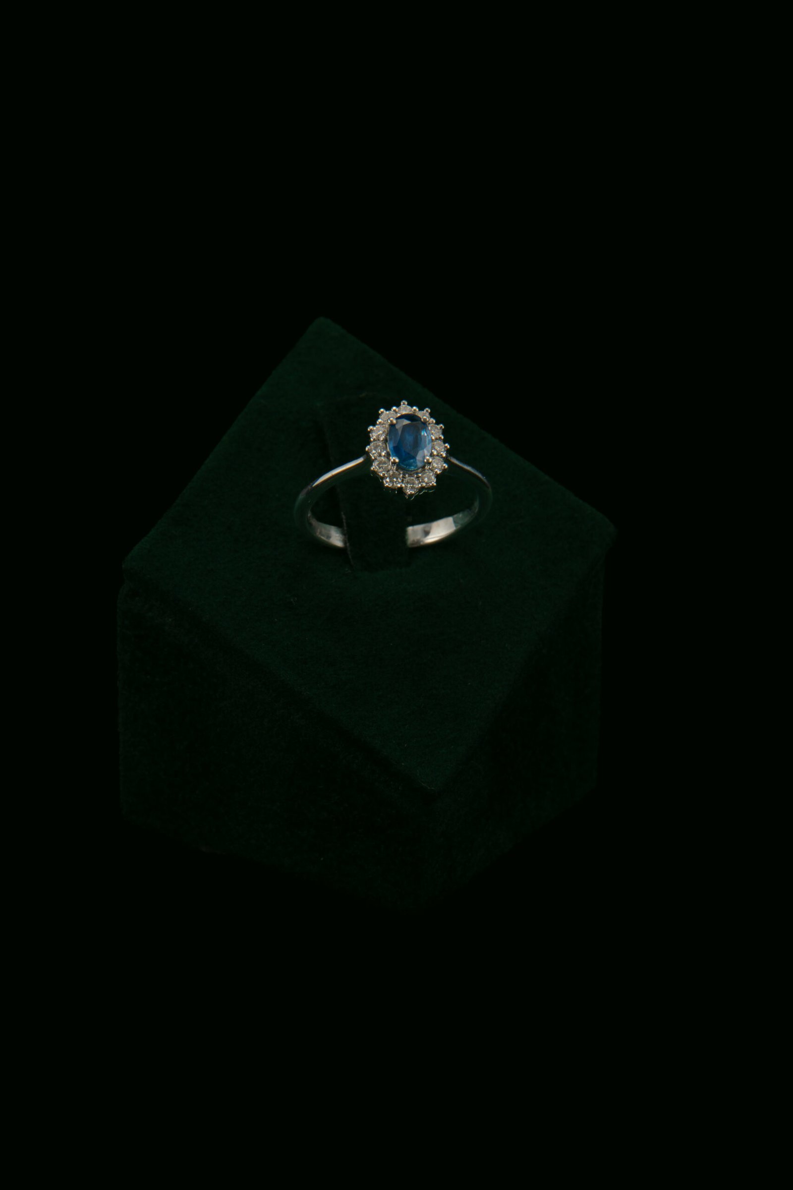 Prsten s prirodnim dijamantima i safirom od 0.58 ct