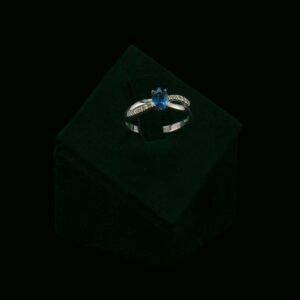 Prsten s prirodnim dijamantima i safirom od 0.63 ct
