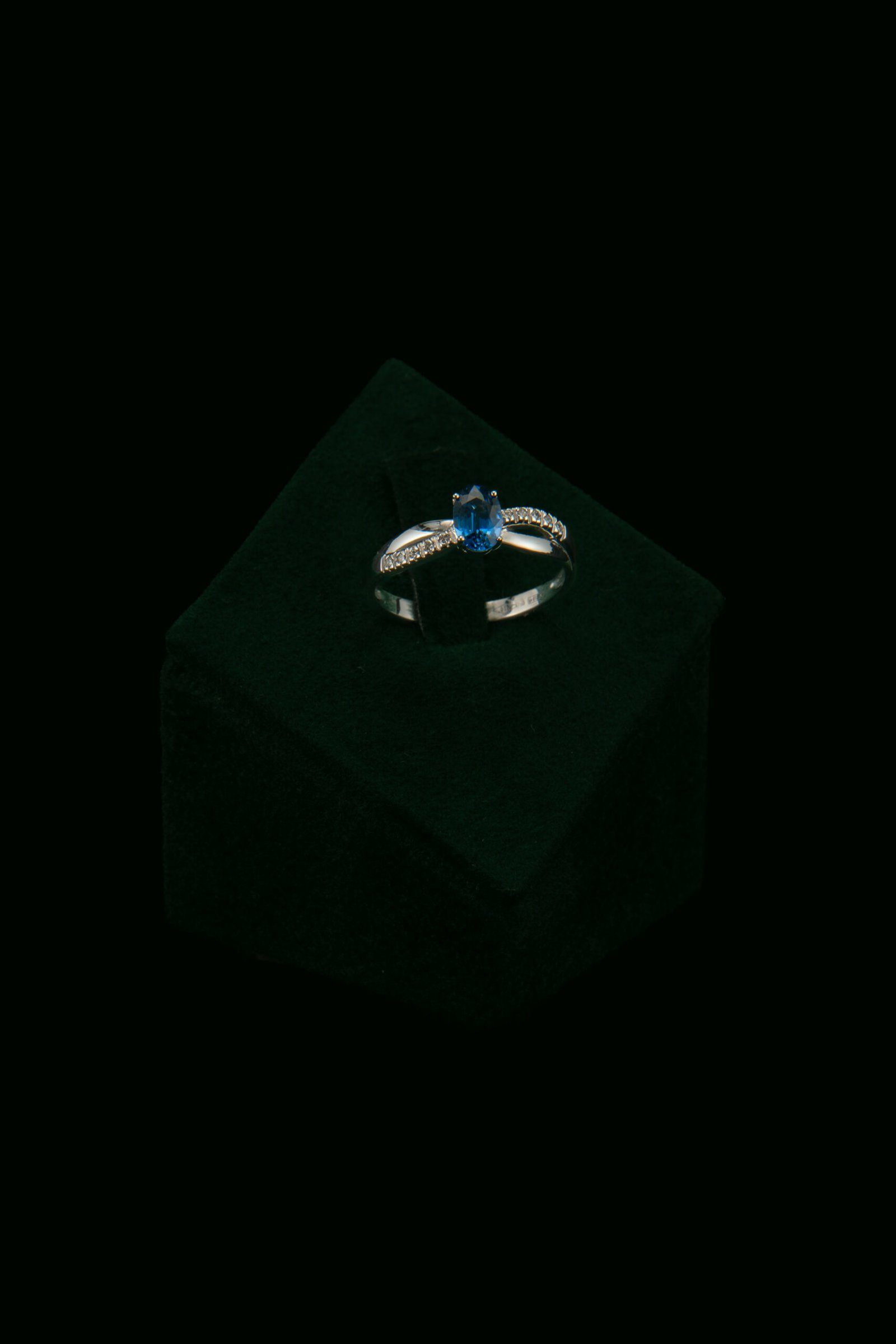 Prsten s prirodnim dijamantima i safirom od 0.63 ct