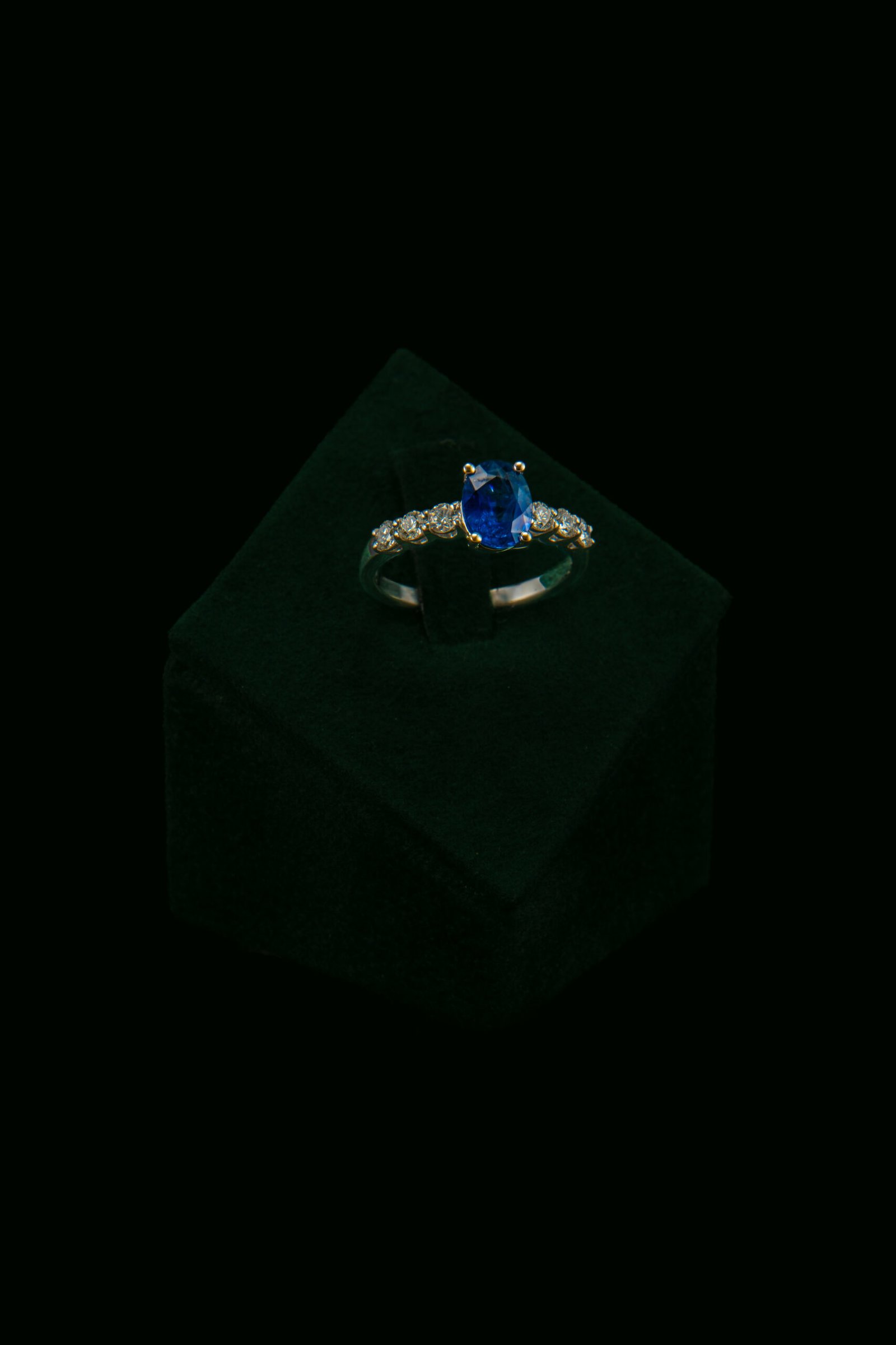 Prsten s prirodnim dijamantima i safirom od 1.49 ct