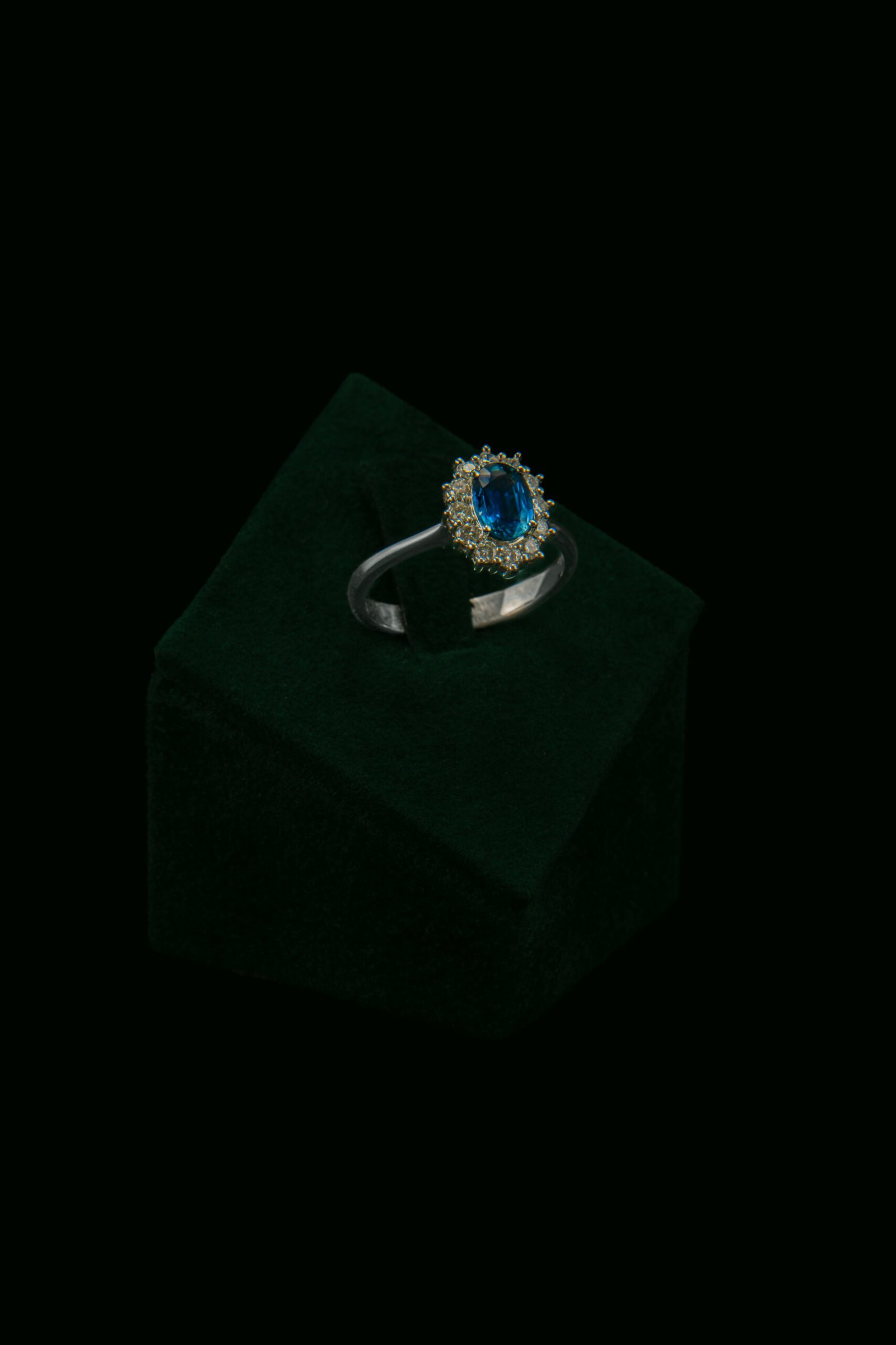 Prsten s prirodnim dijamantima i safirom od 0.97 ct
