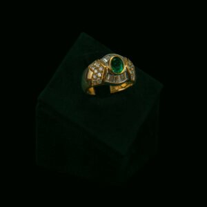 Prsten s prirodnim dijamantima i smaragdom od 0.88 ct