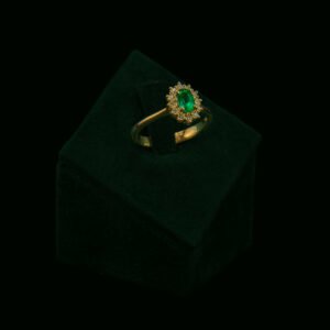 Prsten s prirodnim dijamantima i smaragdom od 0.54 ct