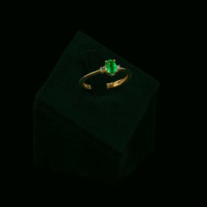 Prsten s prirodnim dijamantima i smaragdom od 0.41 ct