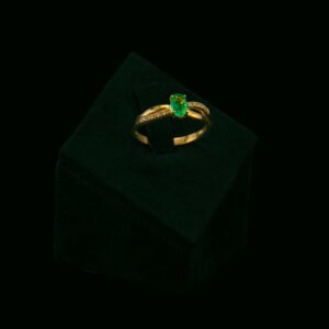 Prsten s prirodnim dijamantima i smaragdom od 0.40 ct