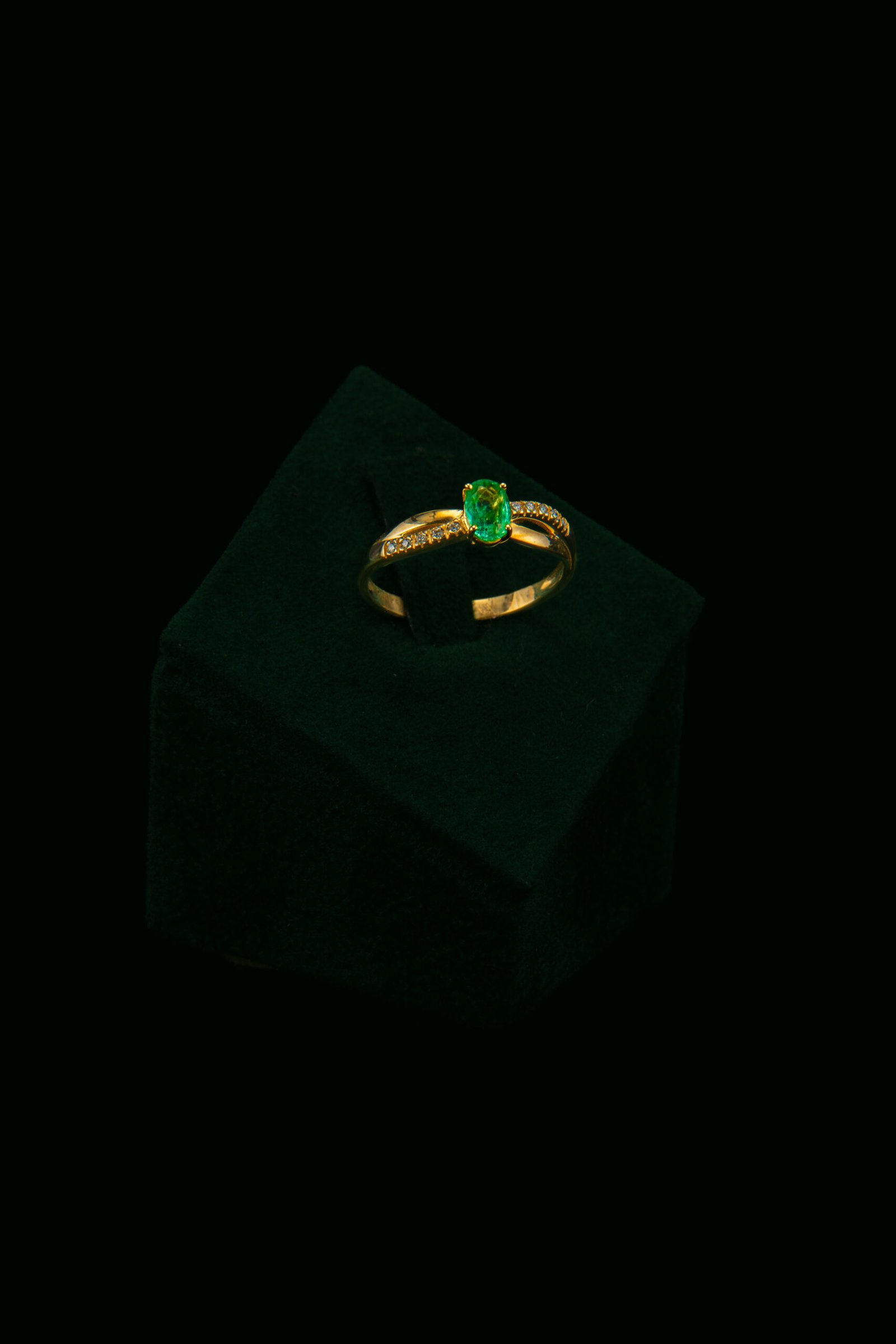 Prsten s prirodnim dijamantima i smaragdom od 0.40 ct