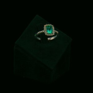 Prsten s prirodnim dijamantima i smaragdom od 0.95 ct