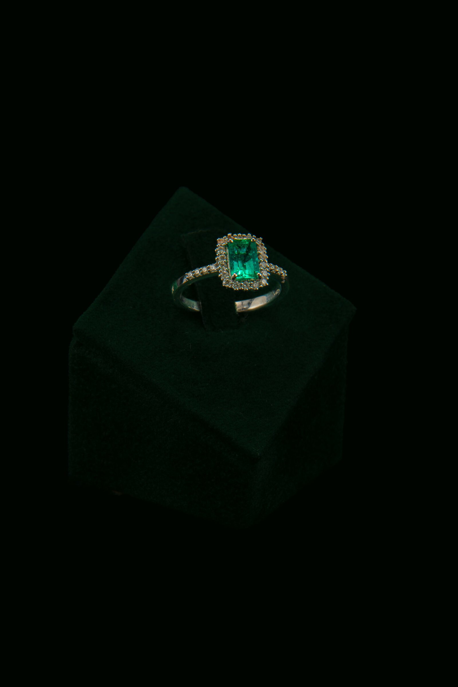 Prsten s prirodnim dijamantima i smaragdom od 0.95 ct