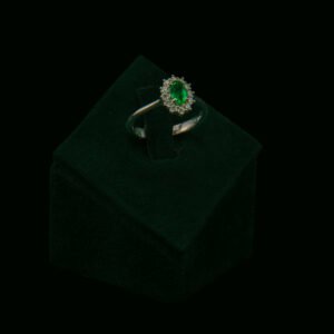 Prsten s prirodnim dijamantima i smaragdom od 0.50 ct
