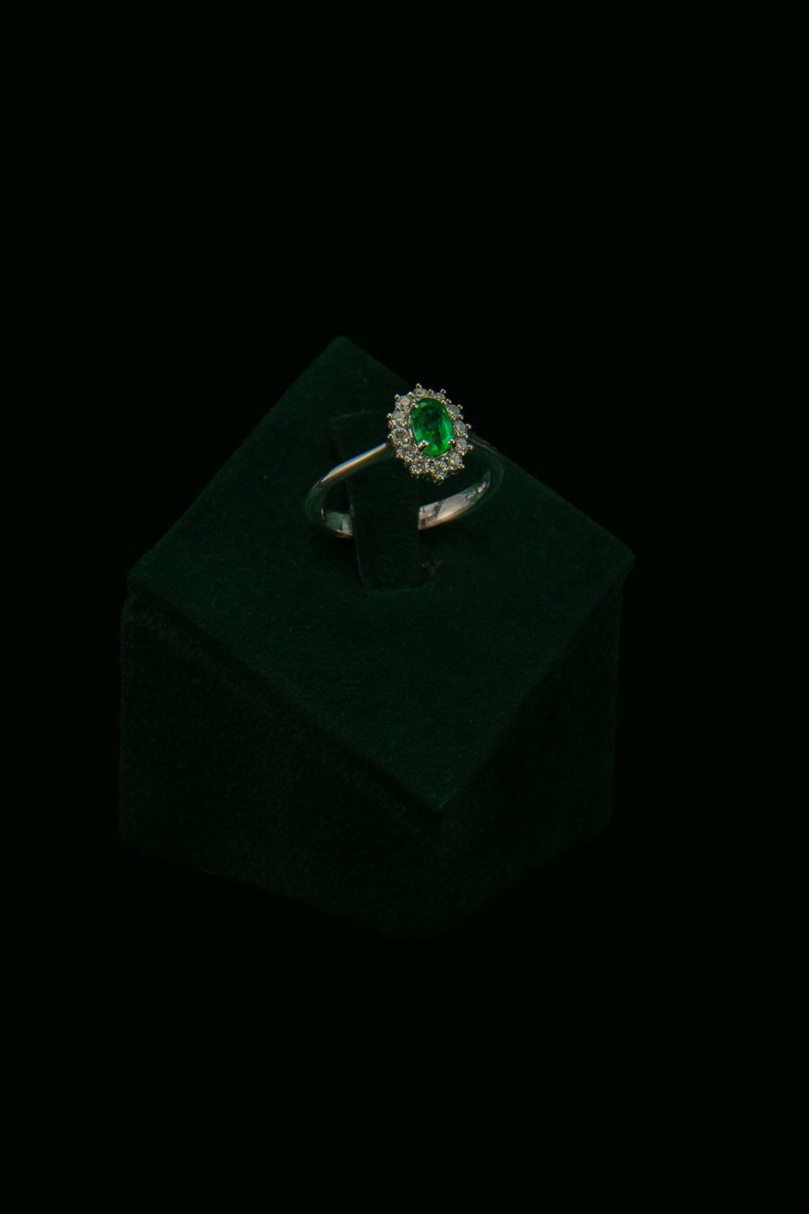 Prsten s prirodnim dijamantima i smaragdom od 0.50 ct