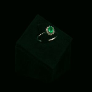Prsten s prirodnim dijamantima i smaragdom od 0.38 ct