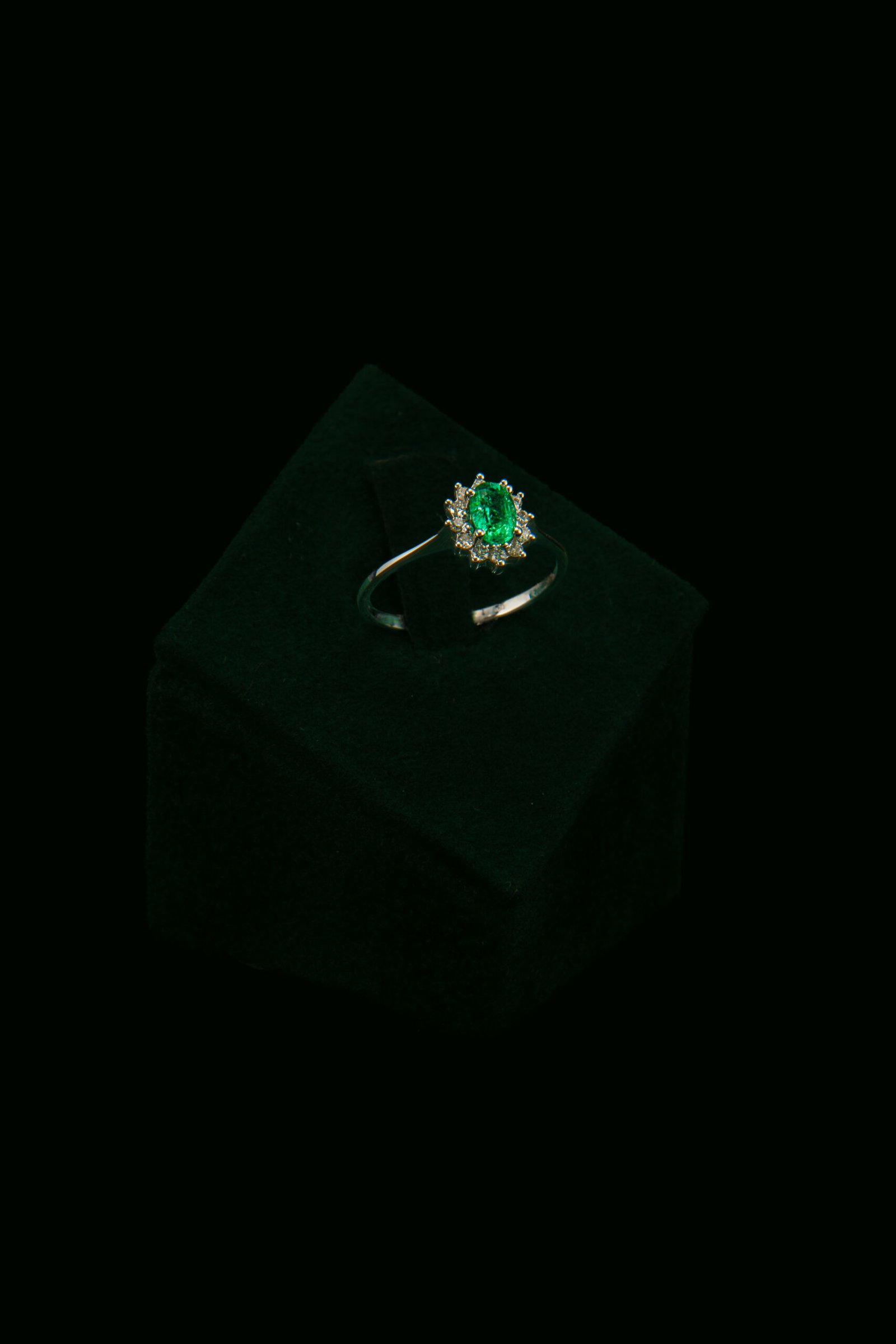 Prsten s prirodnim dijamantima i smaragdom od 0.38 ct
