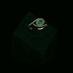 Prsten s prirodnim dijamantima i smaragdom od 0.40 ct