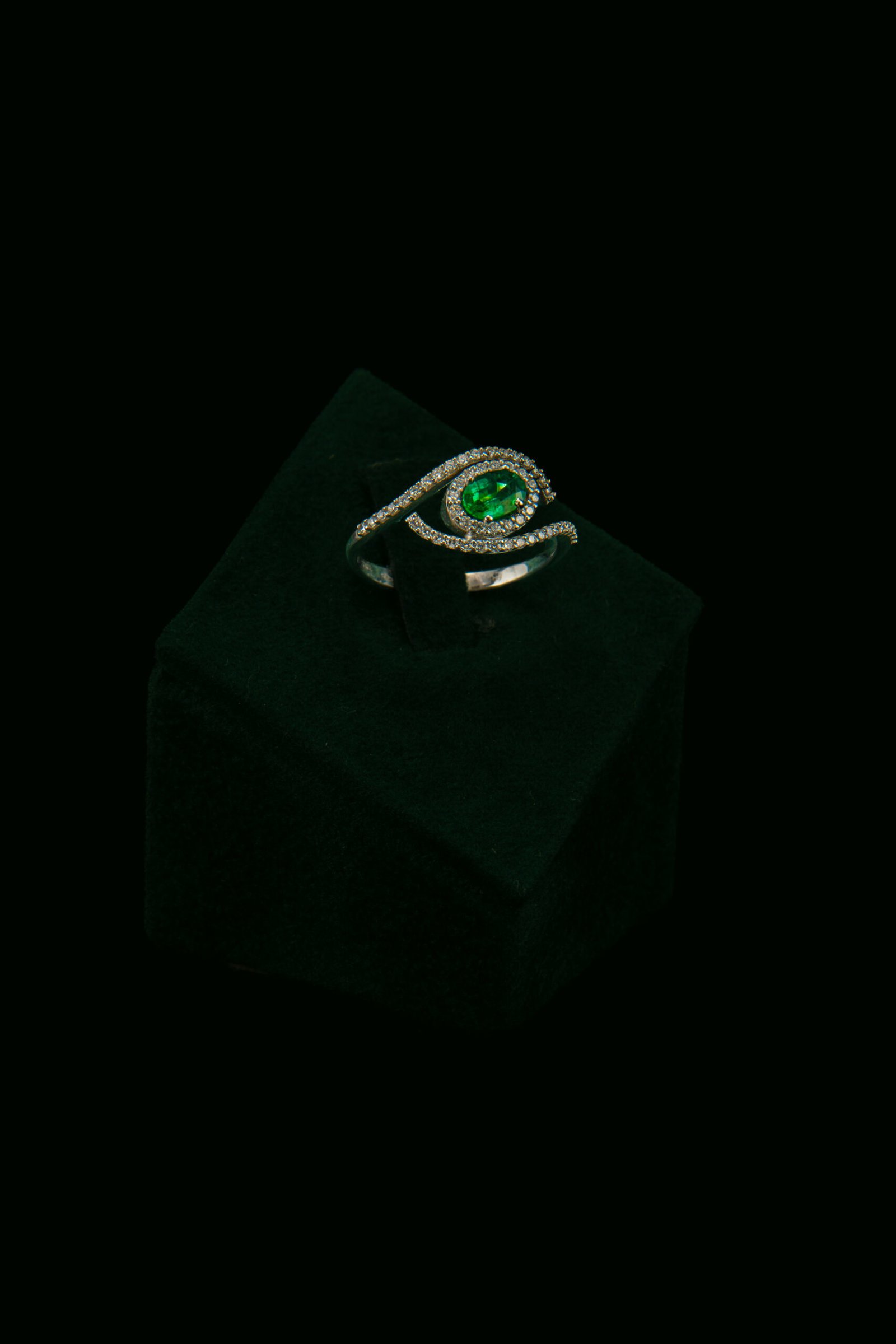 Prsten s prirodnim dijamantima i smaragdom od 0.40 ct