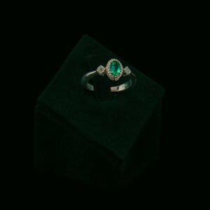 Prsten s prirodnim dijamantima i smaragdom od 0.36 ct