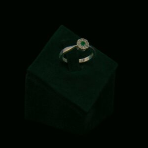 Prsten s prirodnim dijamantima i smaragdom od 0.20 ct