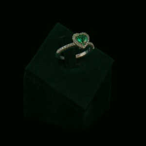 Prsten s prirodnim dijamantima i smaragdom od 0.56 ct