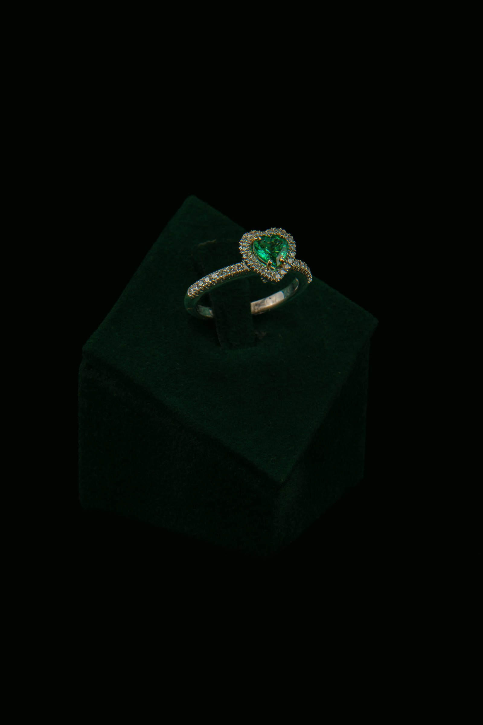 Prsten s prirodnim dijamantima i smaragdom od 0.56 ct
