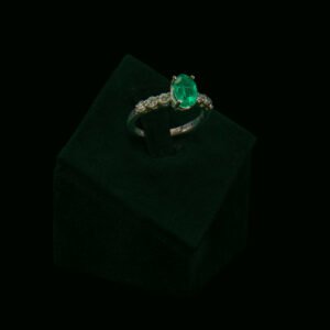 Prsten s prirodnim dijamantima i smaragdom od 1.29 ct