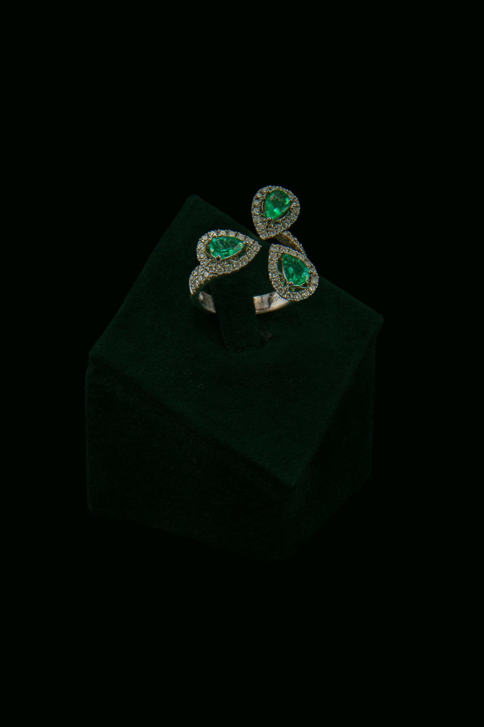 Prsten s prirodnim dijamantima i smaragdom od 1.50 ct