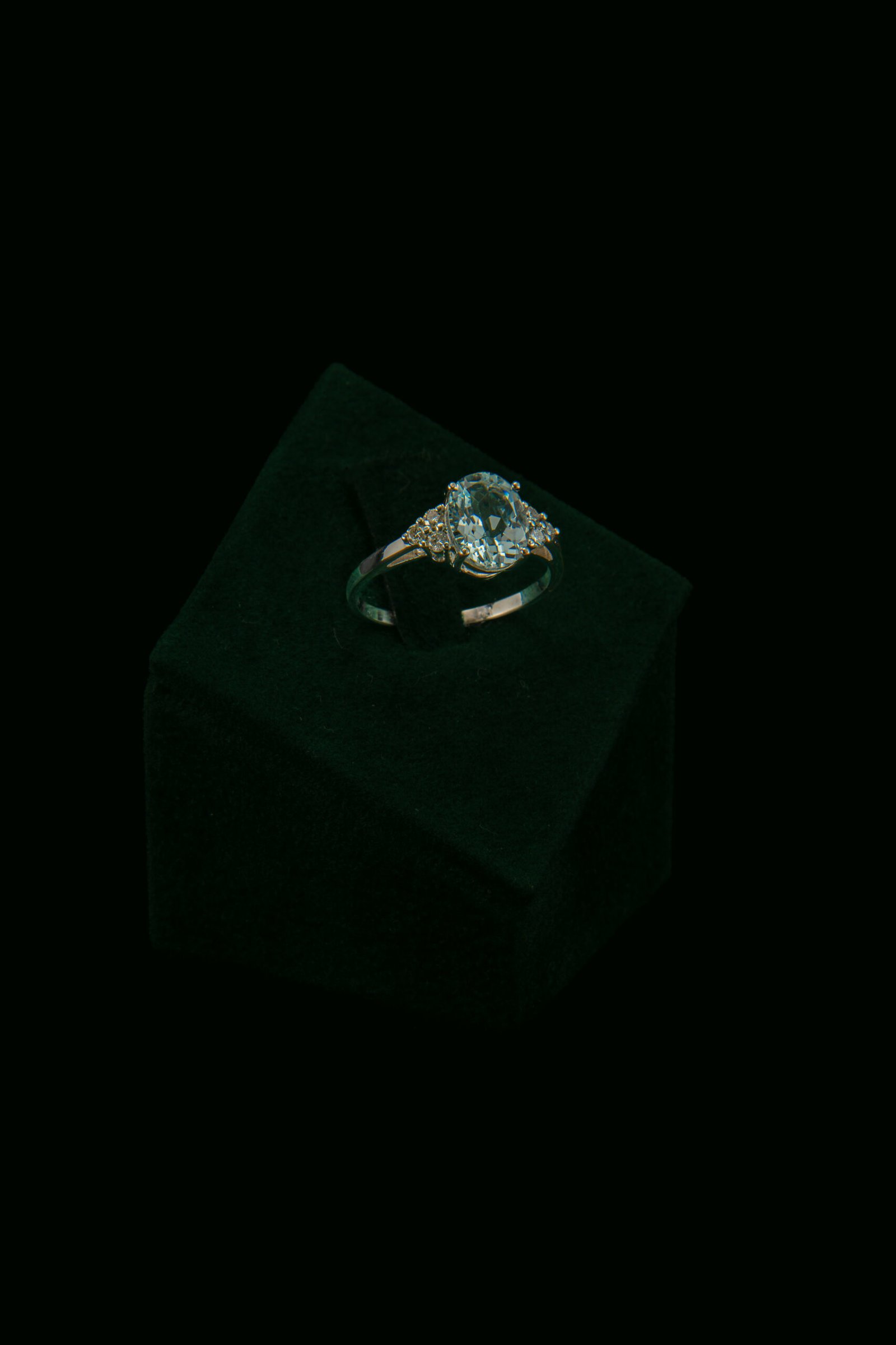 Prsten s prirodnim dijamantima i Aquamarinom od 1.50 ct