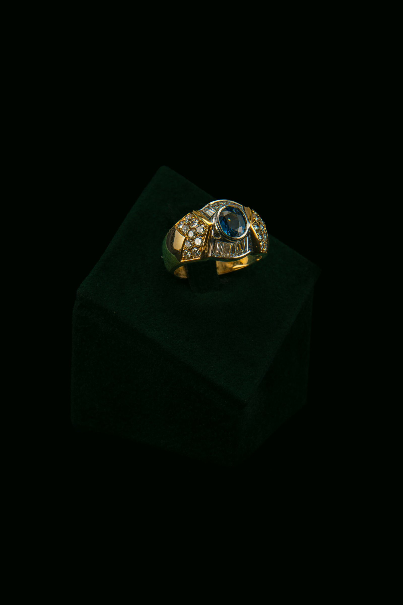 Prsten s prirodnim dijamantima i safirom od 1.07 ct