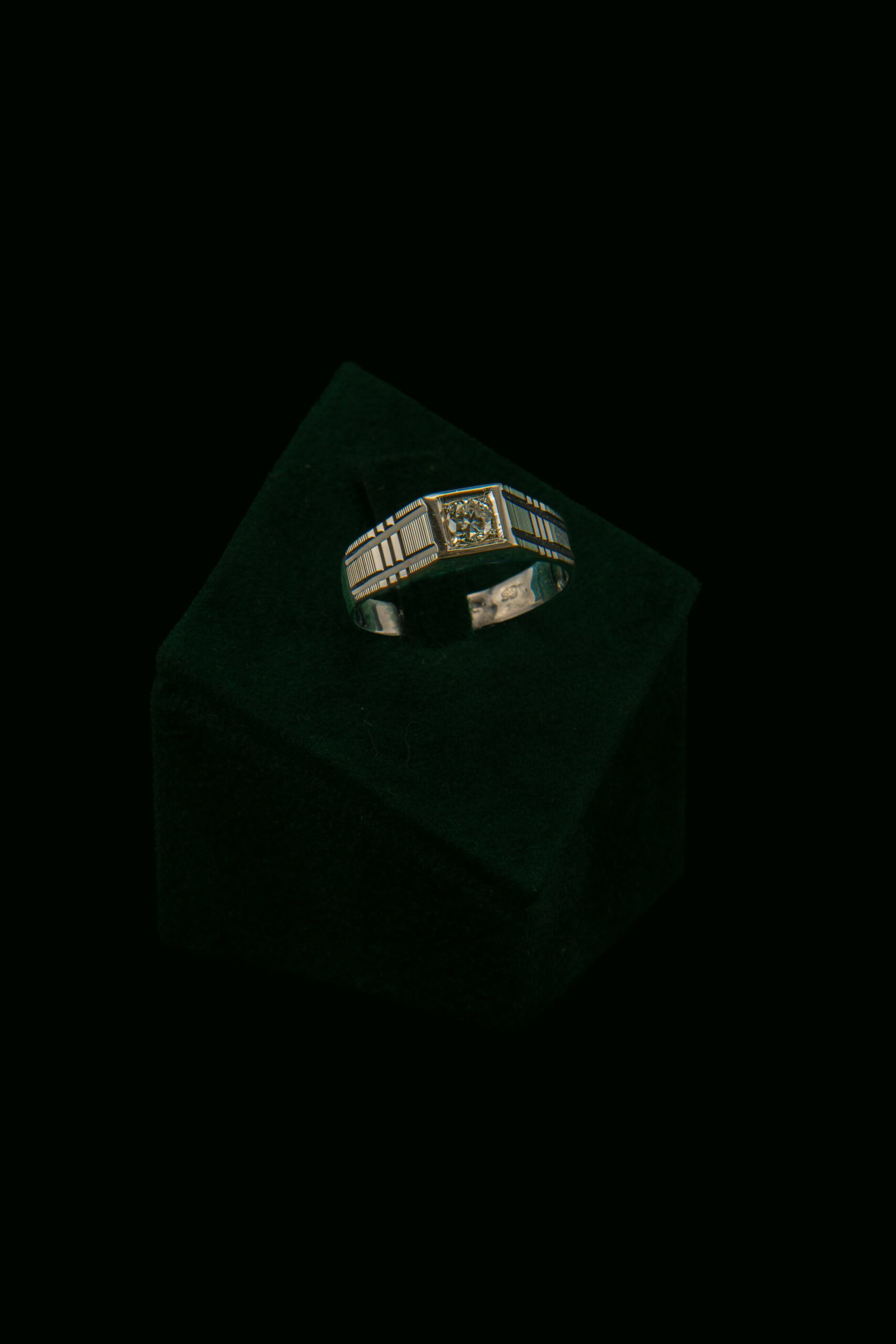 Prsten s prirodnim dijamantom od 0.15 ct